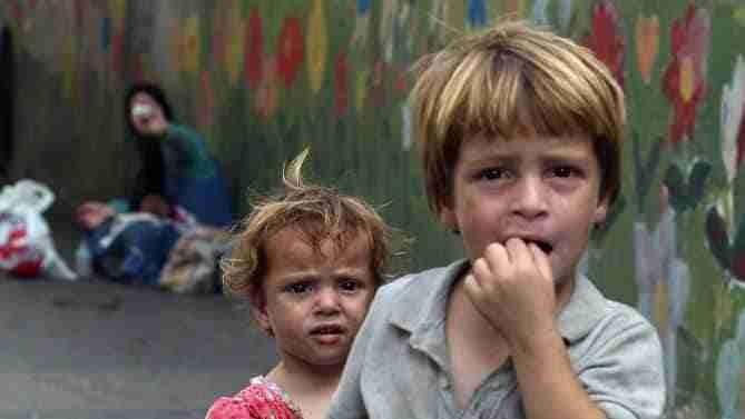 Syrian refugee children beg for money in the Lebanese capital, Beirut, on August 29, 2014. The number of refugees from the conflict in Syria now tops three million, the UN said, as US President Barack Obama admitted he has no strategy to tackle advancing jihadists. AFP PHOTO/ANWAR AMRO